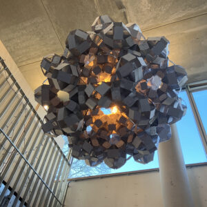 Kartonkristal; Egbert Pikkemaat; ontwerper; Vouwstenen; 2500 strookjes karton; meter doorsnee; buurtcentrum Oosterparkwijk Groningen; Bij Van Houten; lichtobject;